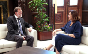 La alcaldesa de Valencia, María José Catalá, recibe al expresidente del Gobierno, Mariano Rajoy.